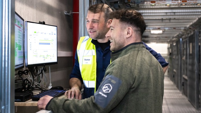 Thomas Lechl und ein Mitarbeiter bei der Arbeit im Logistikcenter