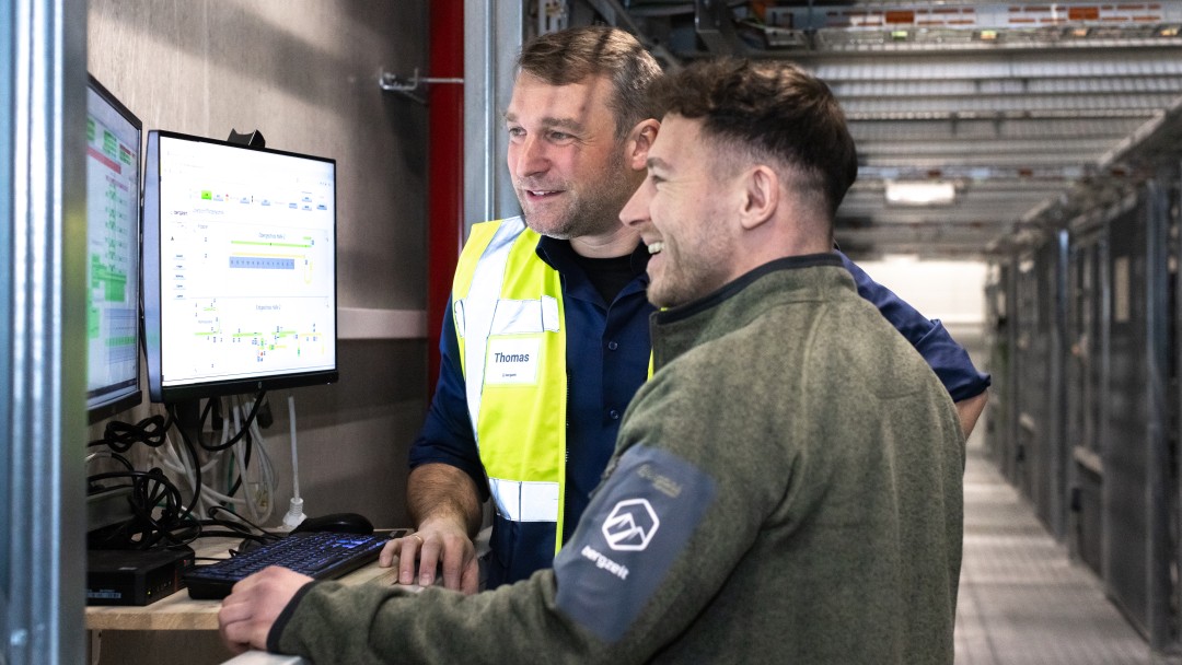 Thomas Lechl und ein Mitarbeiter bei der Arbeit im Logistikcenter