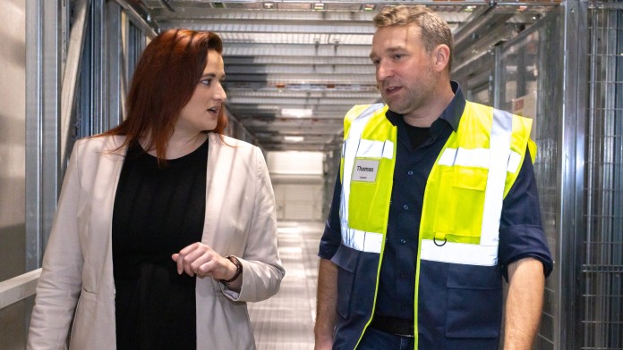 Thomas Lechl und Teresa Schuster vor dem Shuttlelager