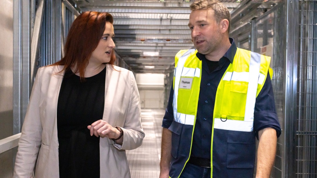 Thomas Lechl und Teresa Schuster vor dem Shuttlelager