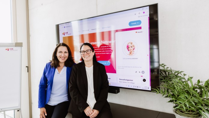 Ramona Maiberger (links) und Ines Kipker, Geschäftsführerinnen der HR-Werkstatt GmbH, mit ihrer digitalen Kollegin: KI-Voice-Agent „Nora".