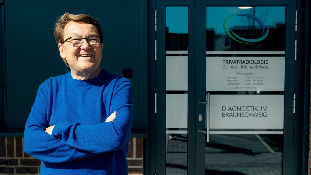 Radiologe vor dem Eingang einer radiologischen Praxis 