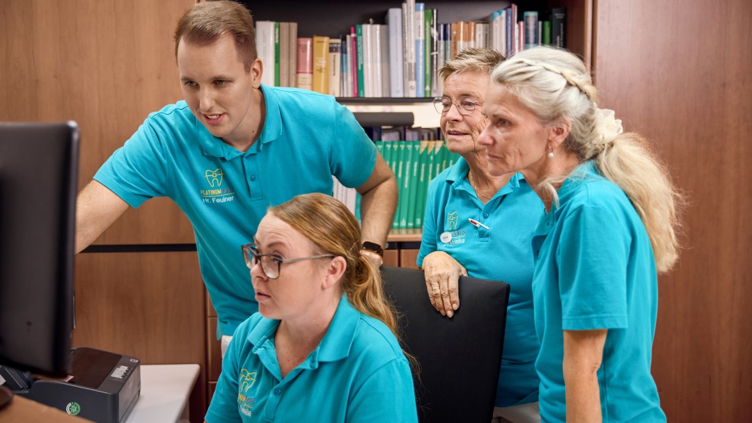 Das Praxisteam bei der Begutachtung der neuen Praxissoftware.