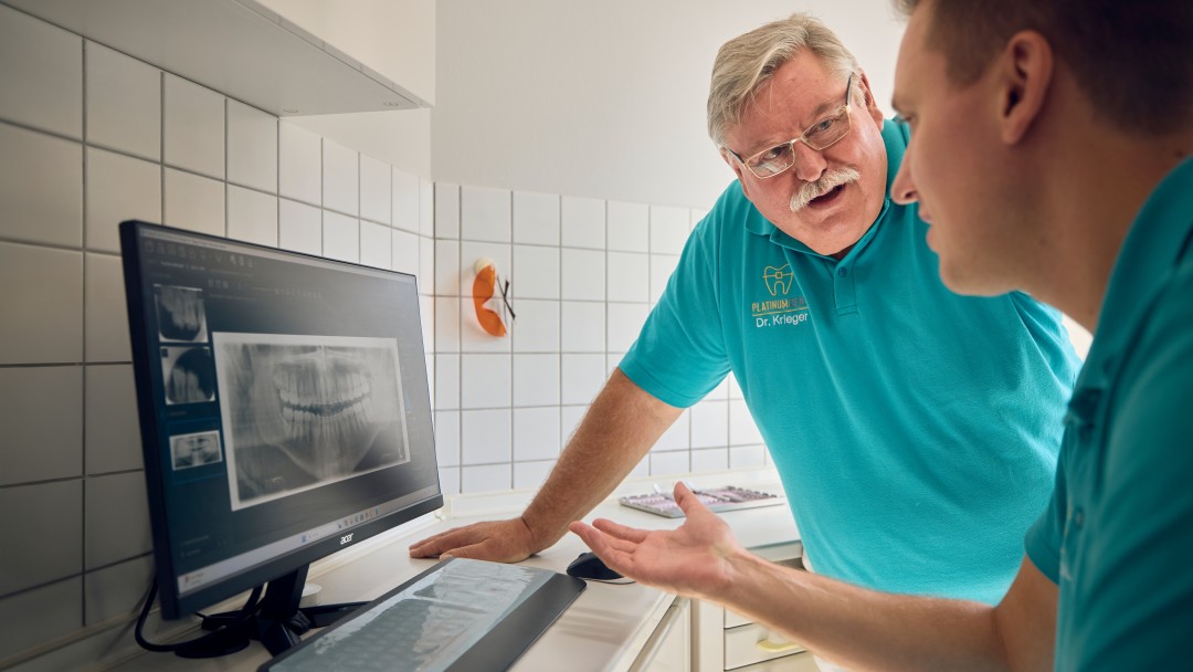Micheal Feulner mit Dr. Franz-Werner Krieger bei der Begutachtung einer Röntgenaufnahme an einem Computer