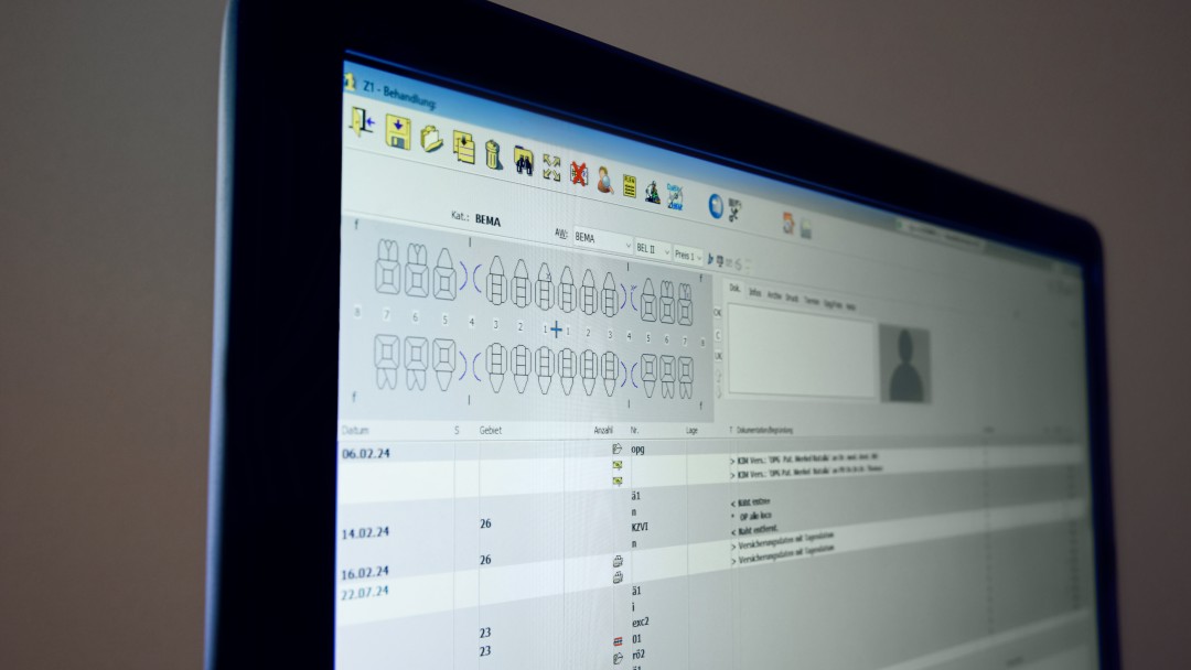 Zu sehen ist ein Bildschirm, auf dem die neue Abrechnungssoftware geöffnet ist.