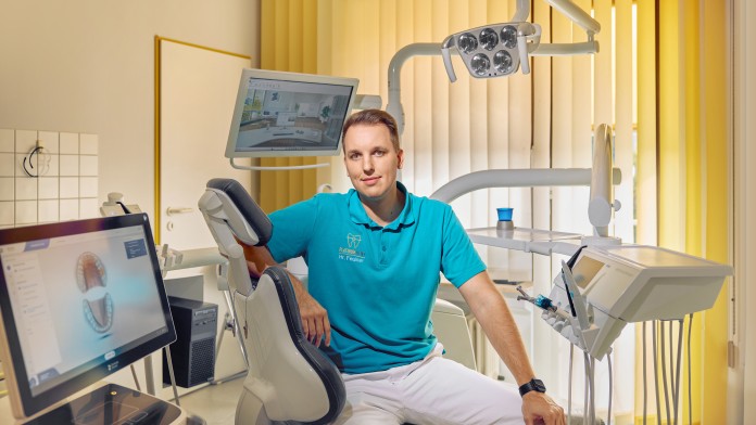 Praxisinhaber Micheal Feulner im Behandlungszimmer.