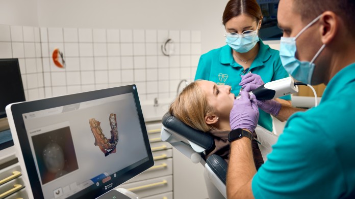 Praxisinhaber Michael Feulner während der Erstellung eines Zahnscans.