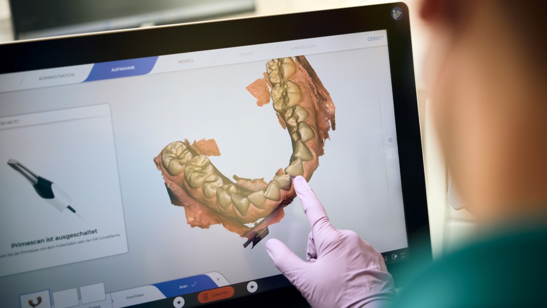 Praxisinhaber Michael Feulner während der Erstellung eines Zahnscans.