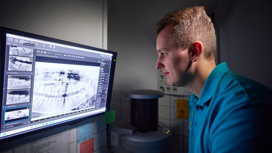 Praxisinhaber Micheal Feulner bei der Begutachtung einer Röntgenaufnahme an einem neu erworbenem Computer.