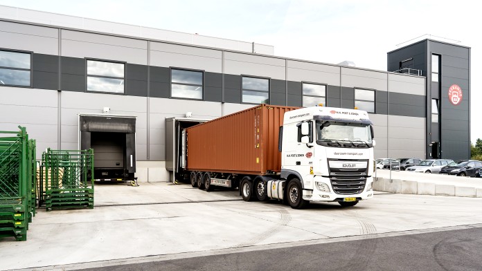 LKW vor dem Lager von Teekanne