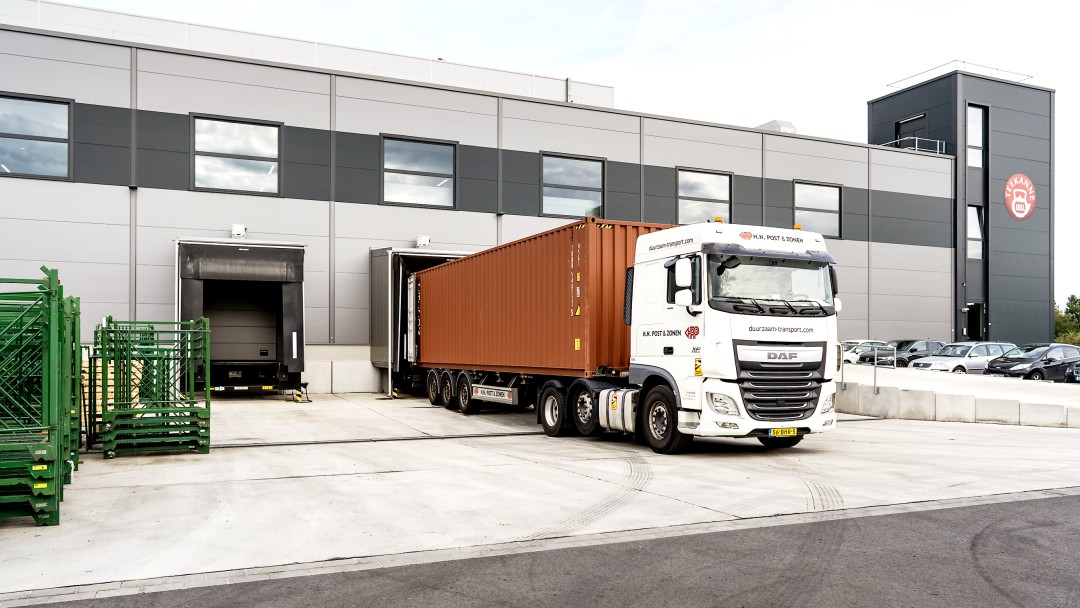 LKW vor dem Lager von Teekanne