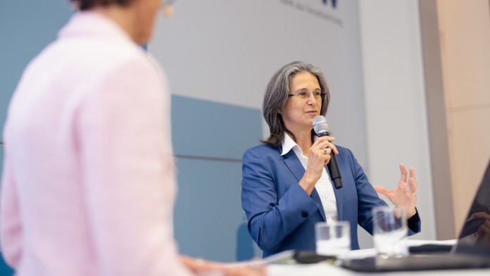 Katharina Herrmann spricht in ein Mikrofon