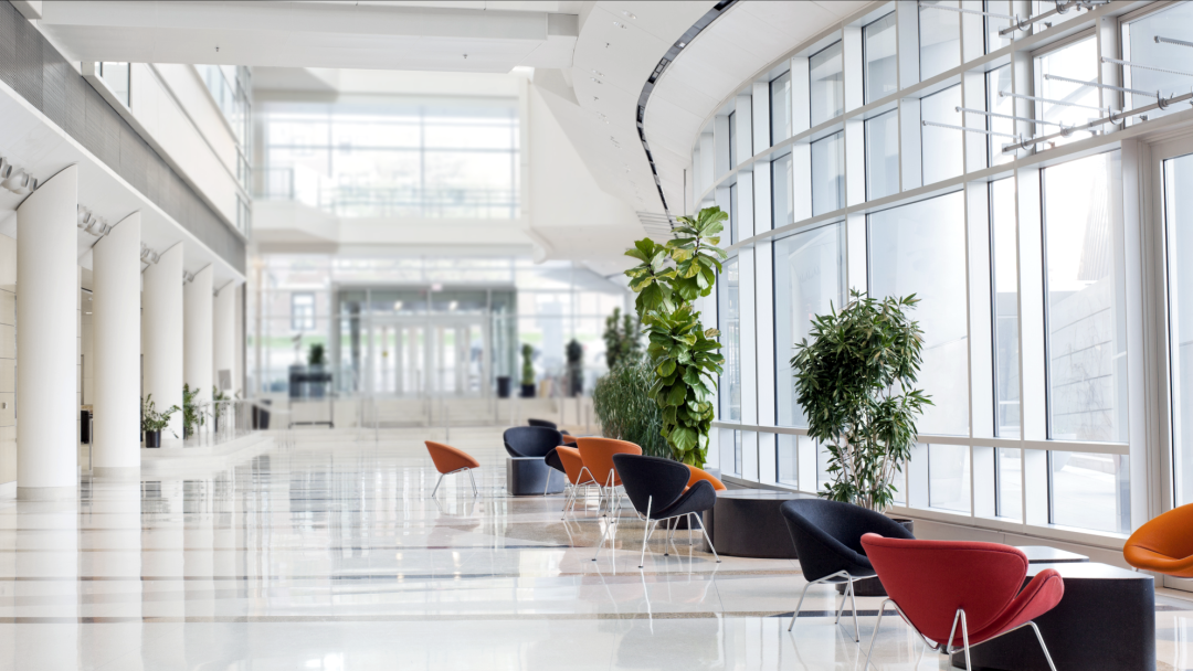 Leere Lobby eines modernen Bürogebäudes