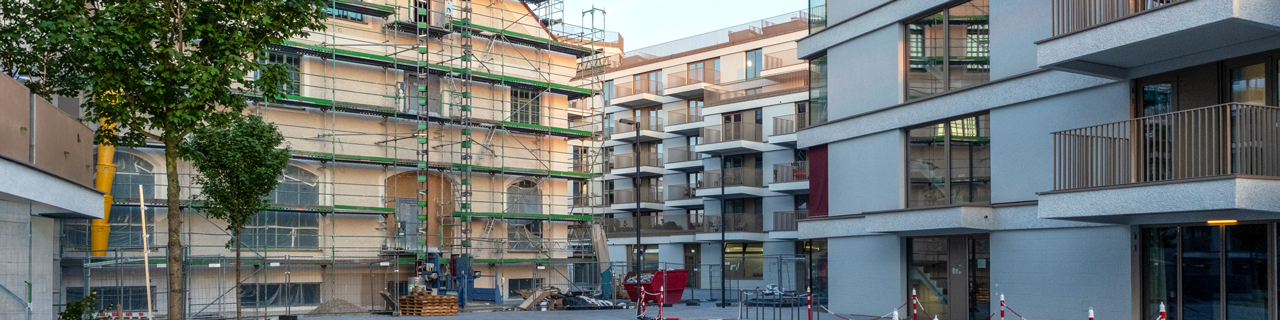 Blick auf ein Gebäude mit Baugerüst, das saniert wird