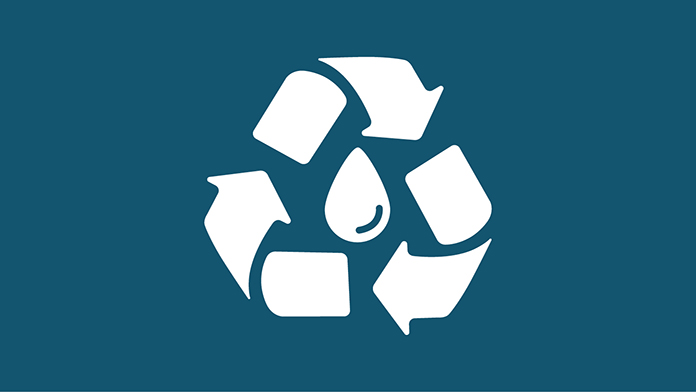 Blau-weiße Grafik eines Recycling Symbols mit einem Wassertropfen in der Mitte