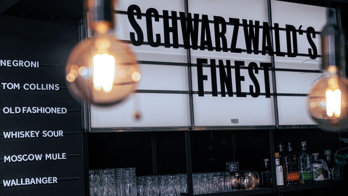 Eine Bar, über der der Schriftzug "Schwarzwald's Finest" hängt