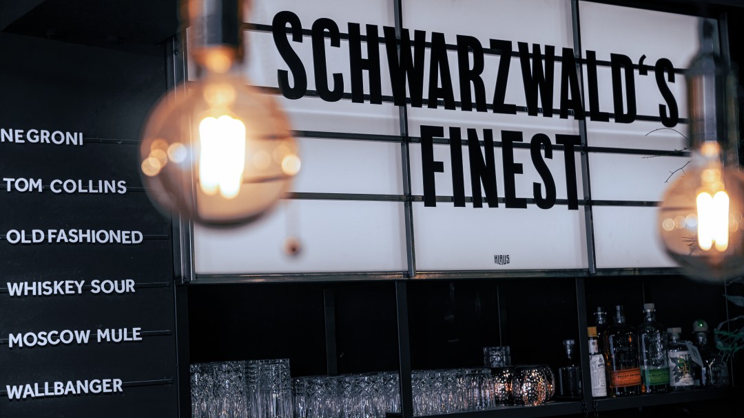 Eine Bar, über der der Schriftzug "Schwarzwald's Finest" hängt