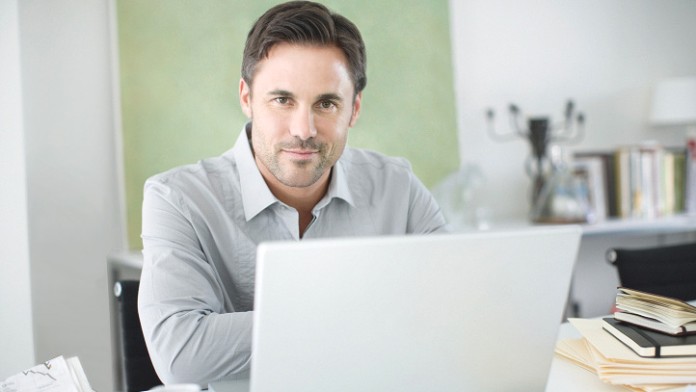 Mann arbeitet am Laptop