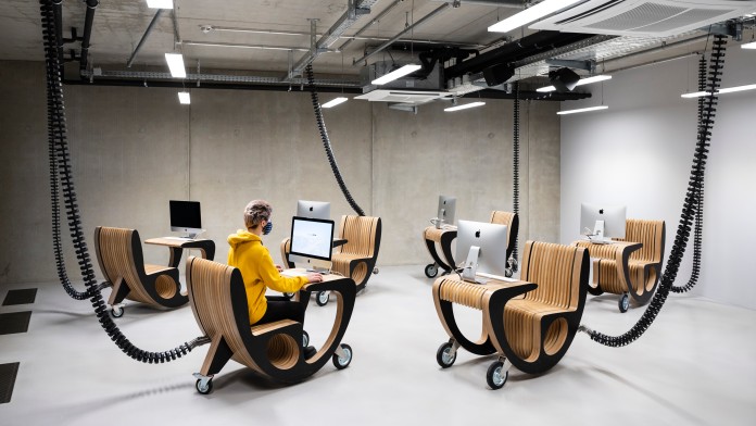 Coach an rollendem Computertisch im neuen Tumo Center in Berlin