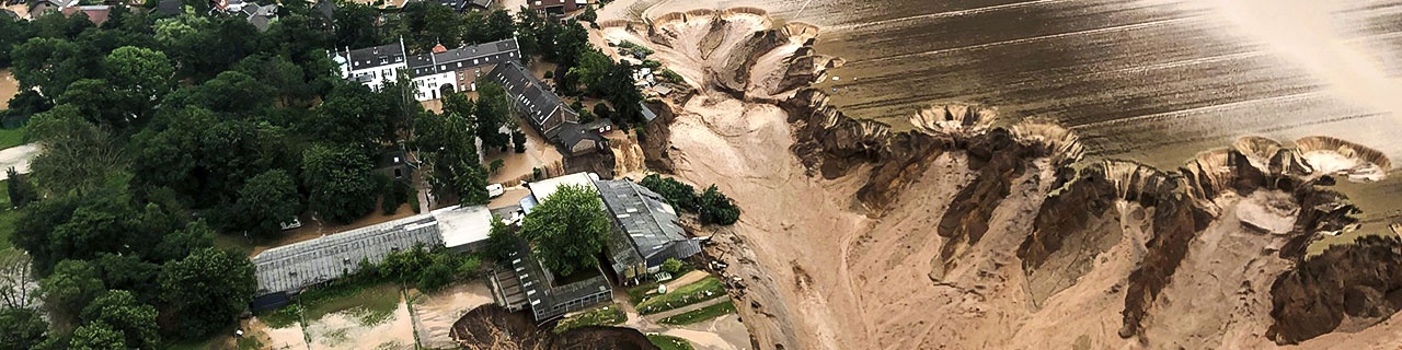 Hochwasser verursacht riesiges Erdloch