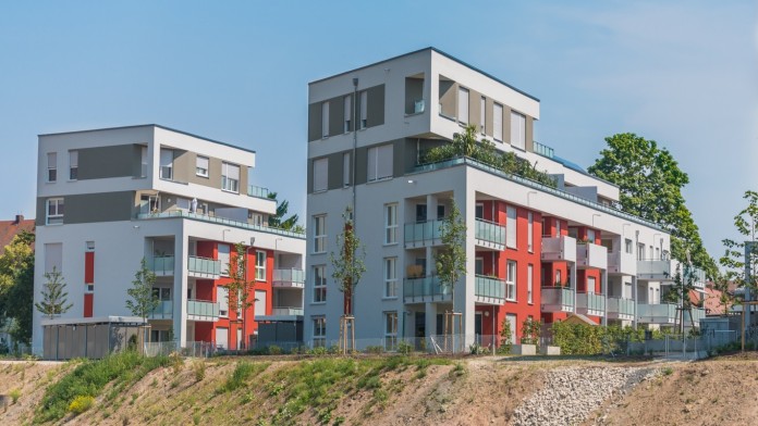 Neu gebaute Mehrfamilienhäuser in einer Siedlung