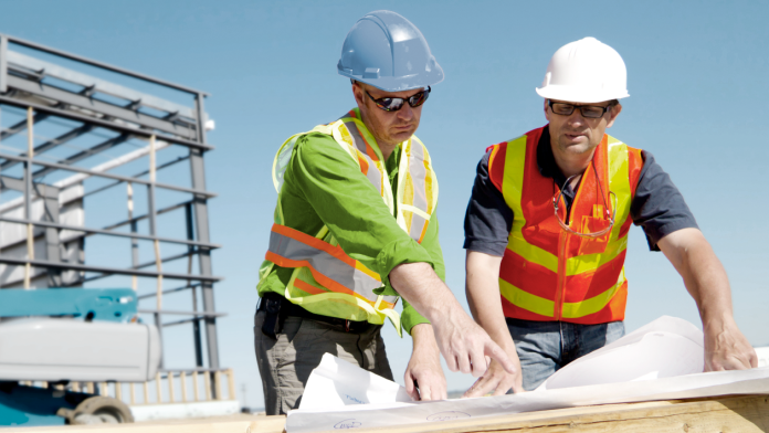 Zwei Architekten auf einer Baustelle