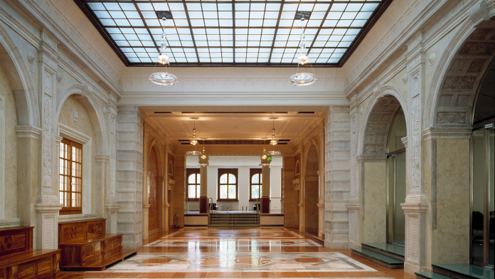 Das historische Foyer der KfW-Niederlassung Berlin. Innenansicht des Empfangsbereichs mit Marmorboden und Glasoberlicht.