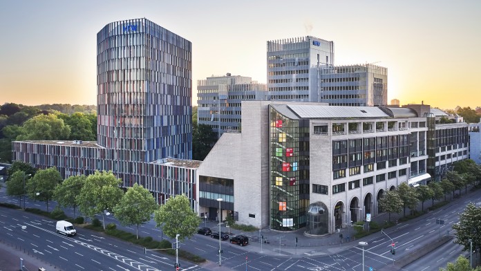 Drohnenaufnahmen des KFW Standorts Frankfurt. Blick auf die Nordarkade und die IPEX bei Sonnenuntergang.