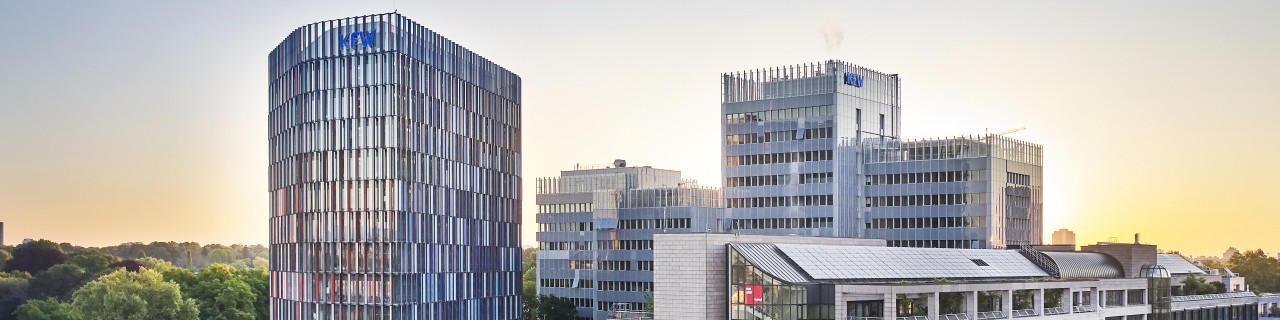Drohnenaufnahmen des KFW Standorts Frankfurt. Blick auf die Nordarkade und die IPEX bei Sonnenuntergang.