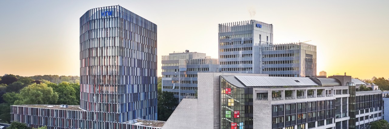 Drohnenaufnahmen des KFW Standorts Frankfurt. Blick auf die Nordarkade und die IPEX bei Sonnenuntergang.