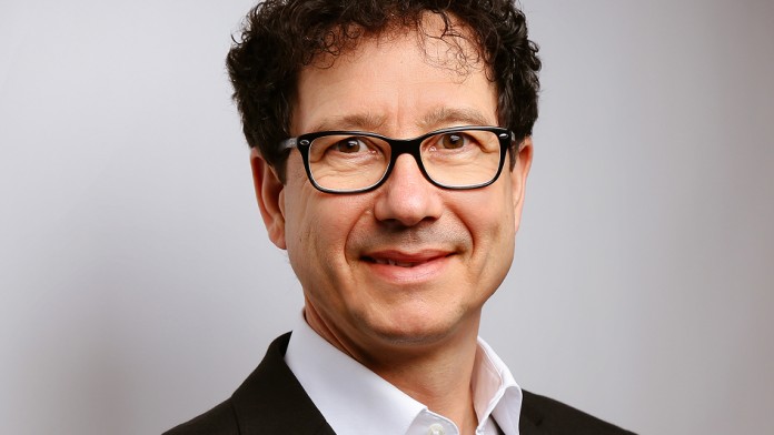 Ein Portraitbild von Eric Henninger.