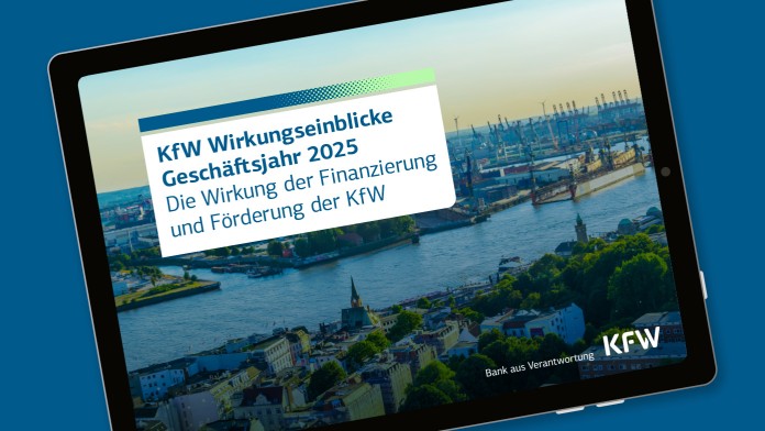 Ein iPad zeigt einen Fluss mit der Überschrift "KfW Wirkungseinblicke Geschäftsjahr 2025".