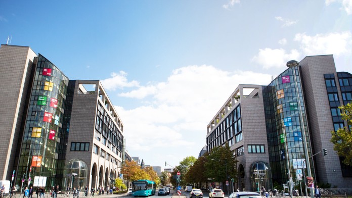 Blick auf die Büroebäude der KfW Bankengruppe in Frankfurt, Straßenansicht