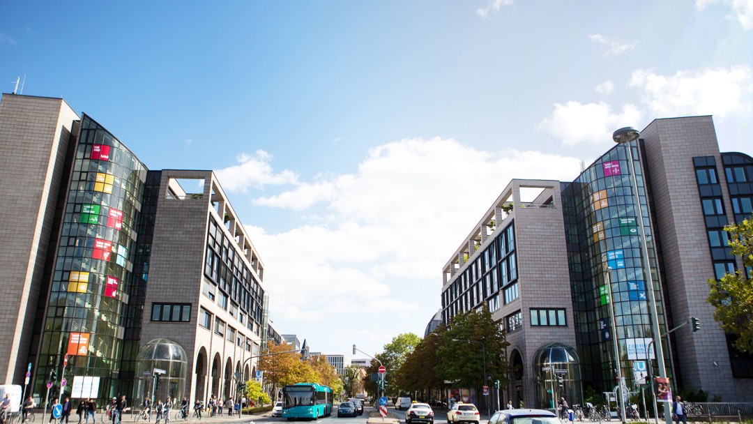 KfW Bankengruppe Nord- und Südarkade in der Bockenheimer Landstraße in Frankfurt. In dem verglaßten Treppenhäusern sind Plakate der Sustainable Development Goals(SDGs) zu erkennen