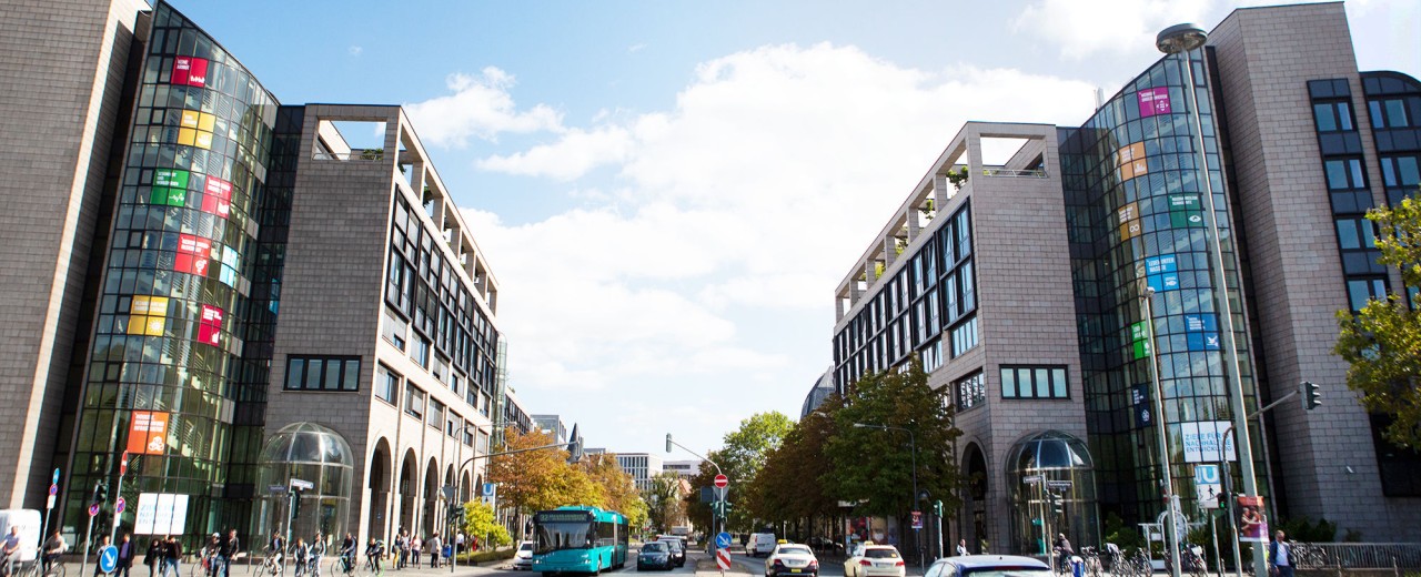 KfW Bankengruppe Nord- und Südarkade in der Bockenheimer Landstraße in Frankfurt. In dem verglaßten Treppenhäusern sind Plakate der Sustainable Development Goals(SDGs) zu erkennen