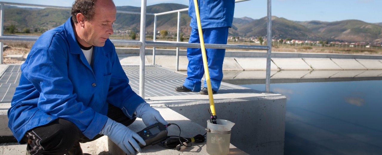 Mitarbeiter prüfen die Wasserqualität in einer Kläranlage