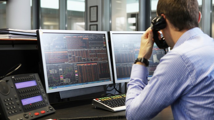 Traders at the computer in the trading room of KfW