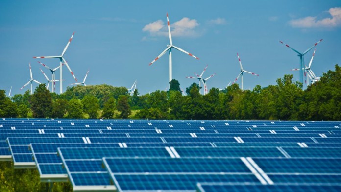 Photovoltaianlage im Vordergrund und Windkraftanlage im Hintergrund