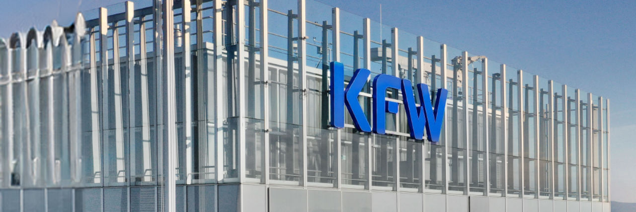 KfW Standort Frankfurt, Blick auf das Haupthaus bei Sonnenuntergang