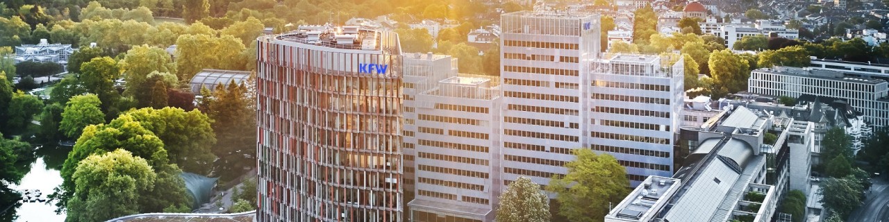 Drohnenaufnahmen des KFW Standorts Frankfurt am Main bei Sonnenuntergang