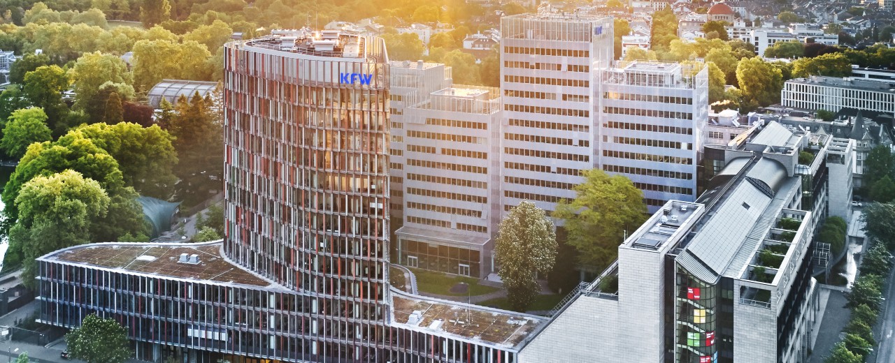 Drohnenaufnahmen des KFW Standorts Frankfurt am Main bei Sonnenuntergang