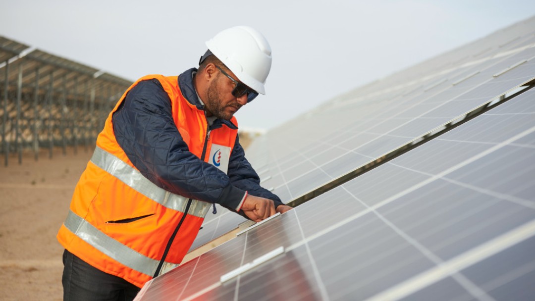 Ein Techniker arbeitet an einem Panel einer Photovoltaikanlage in Tunesien