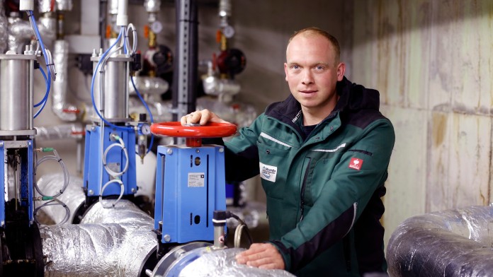 Technischer Mitarbeiter im Steuerrungsraum einer Biogasanlage, Krebeck, Deutschland, 2012