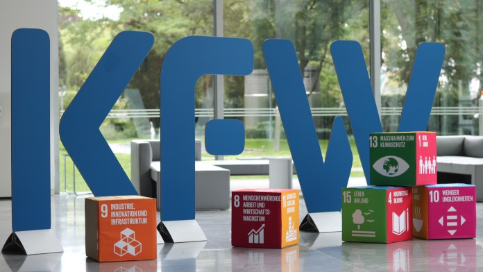 Blaues kfW Logo mit SDG Würfeln im Vordergrund