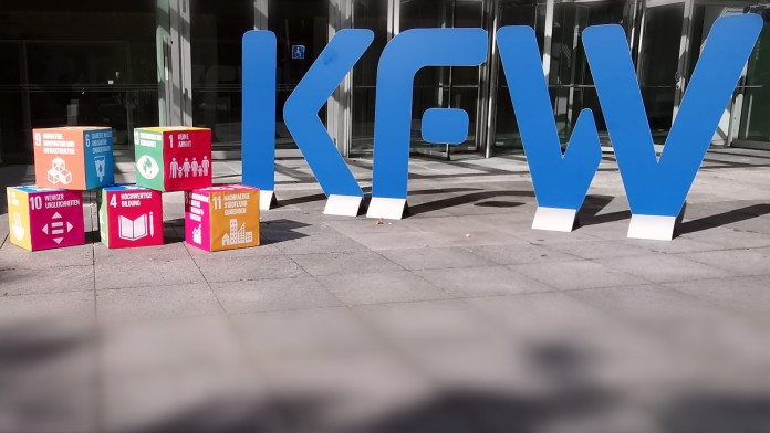 Auf Würfel gedruckte SDG's (Nachhaltigkeitsziele) neben KfW-Logo.