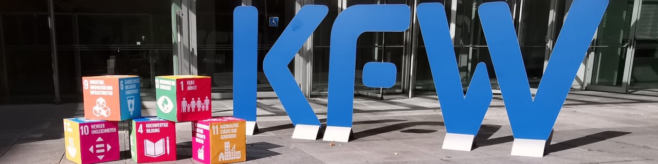 KfW-Logo mit den wichtigsten SDG der Inlandsförderung als übereinander gestabelte Würfel