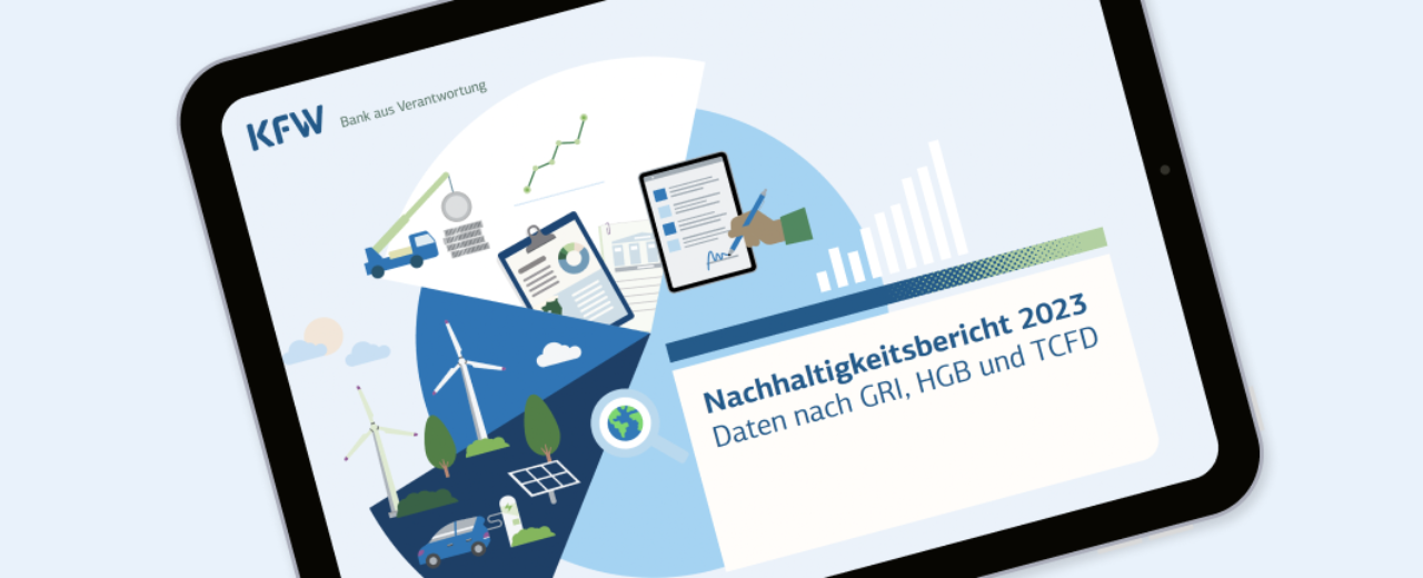 Titelbild des KfW Nachhaltigkeitsberichts 2023 auf einem Tablet dargestellt