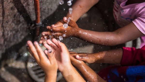 Children at a water tap in the township Flamingo Heights