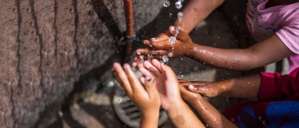 Children at a water tap in the township Flamingo Heights