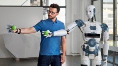 Roboter und Mensch